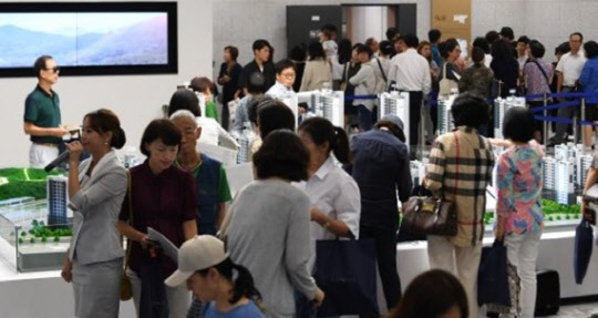 HUG가 독점한 아파트 분양보증 업무를 민간보증보험 회사 등으로 확대하는 분양보증기관 다변화 법 개정이 추진된다. 사진은 견본주택 전경.<연합뉴스>